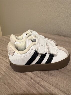 ADIDAS Little Kids Sneakers Size 5